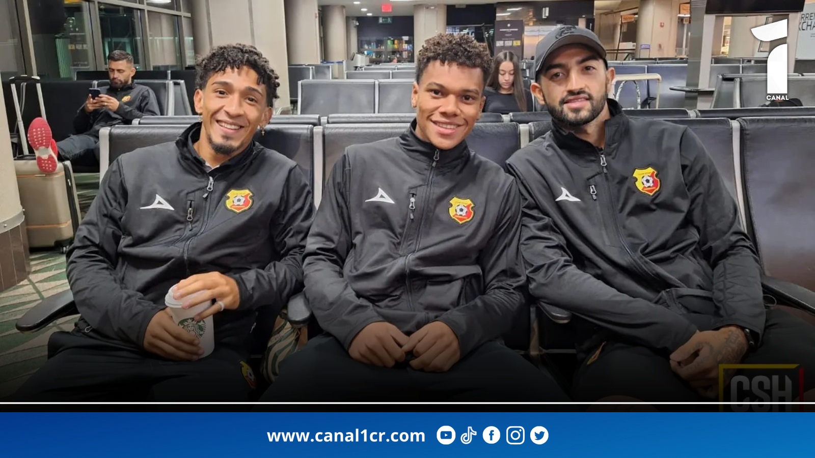 Jugadores del Club Sport Herediano en el Aeropuerto Internacional Juan San tamaría esperando el aborde.