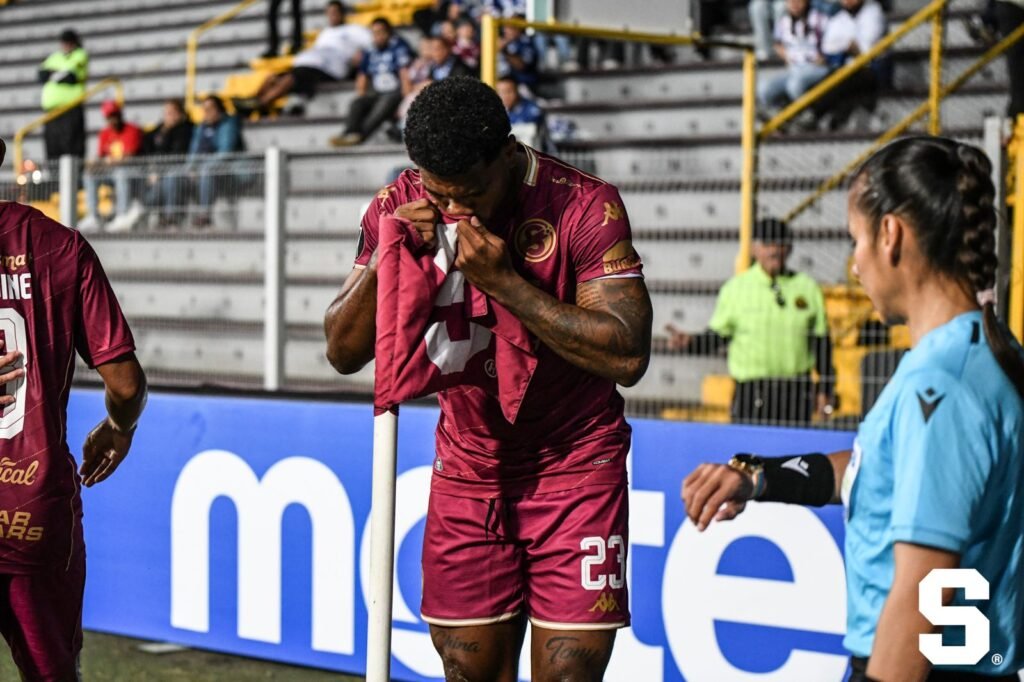 Jugador lesionado afectado por la ola de lesiones en el fútbol nacional