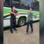 (VIDEO) ESTUDIANTE SACA UN PUÑAL DURANTE UNA RIÑA 